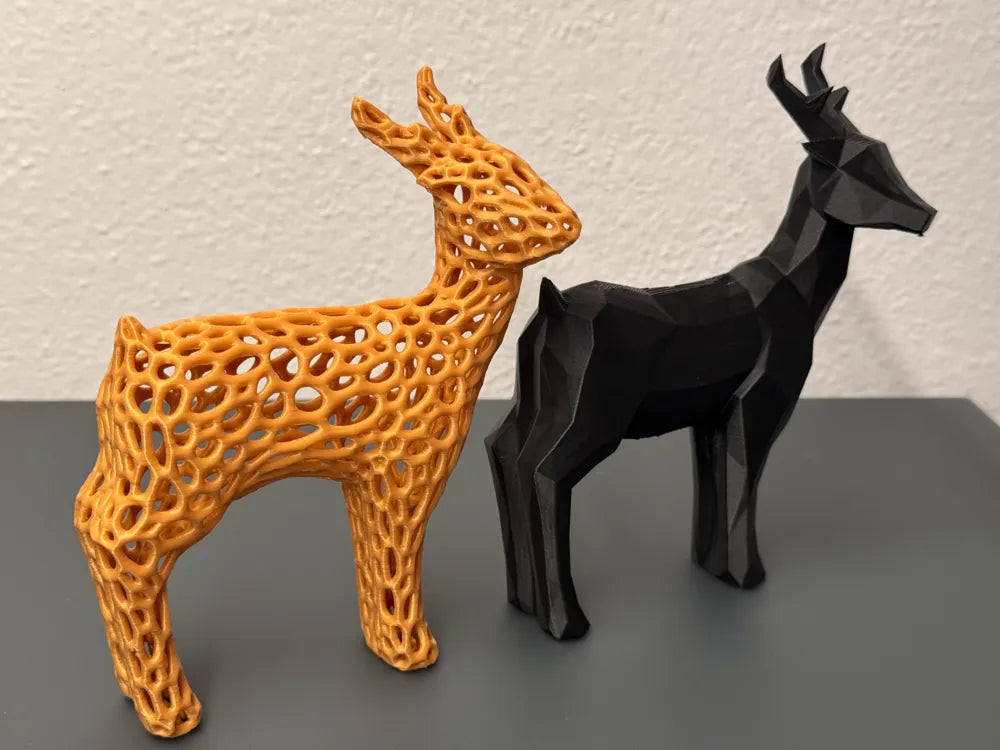 Christmas Deer / Voronoi and Low Poly Style