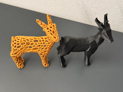 Christmas Deer / Voronoi and Low Poly Style